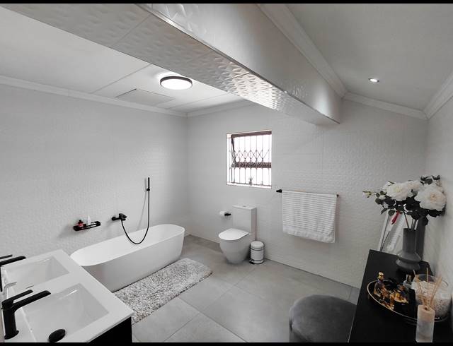 5 BEDROOM FREESTANDING FOR SALE IN FLORA PARK